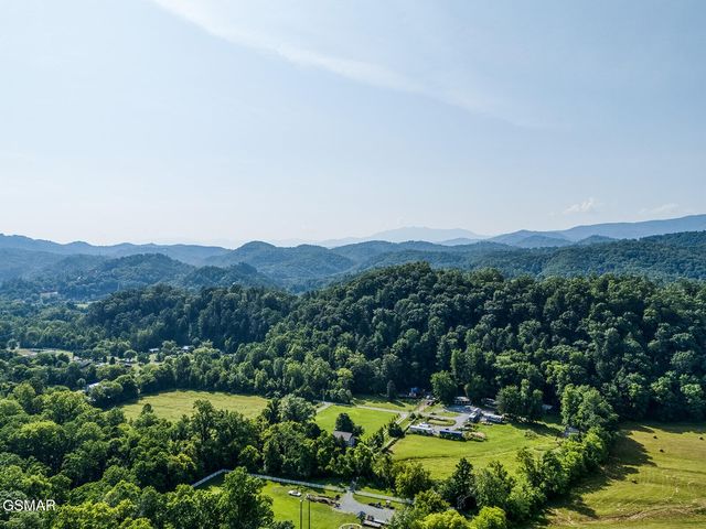 2028 Piney Overlook Lane, Sevierville, TN 37862