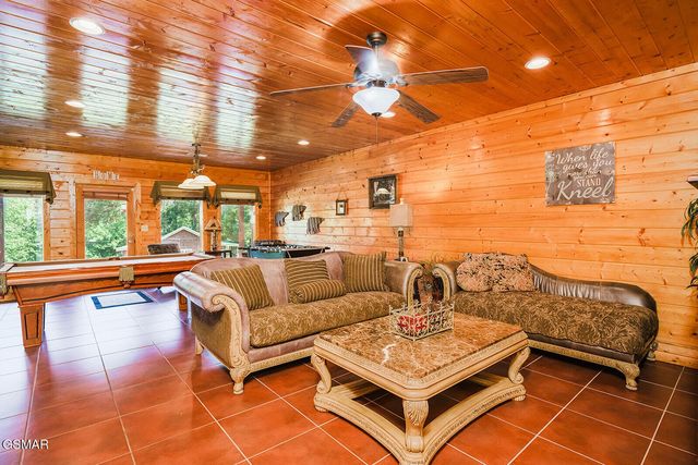 2028 Piney Overlook Lane, Sevierville, TN 37862