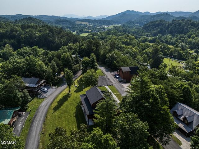2028 Piney Overlook Lane, Sevierville, TN 37862