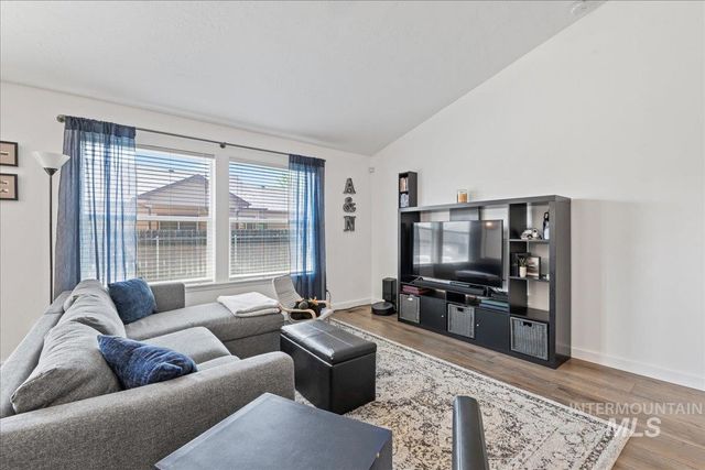 645 SW Nugget St, Mountain Home, ID 83647