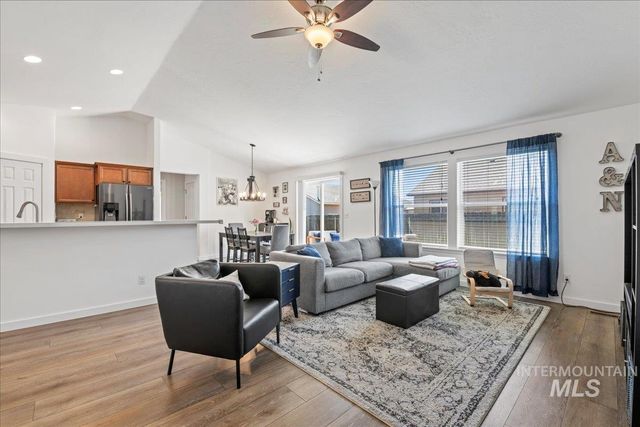 645 SW Nugget St, Mountain Home, ID 83647