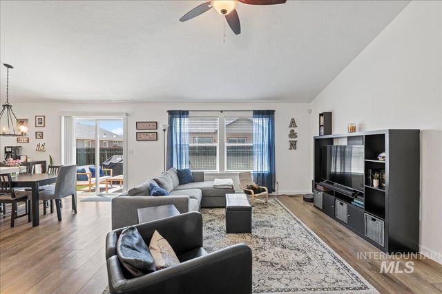 645 SW Nugget St, Mountain Home, ID 83647