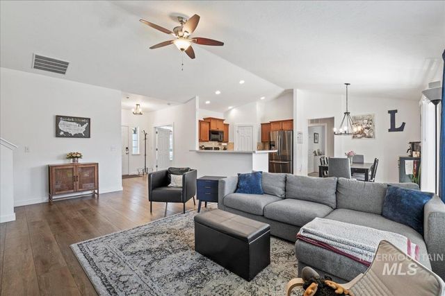 645 SW Nugget St, Mountain Home, ID 83647