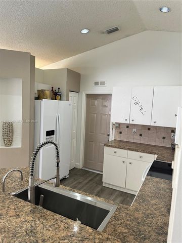 4025 Pine Ridge Ln, Weston, FL 33331