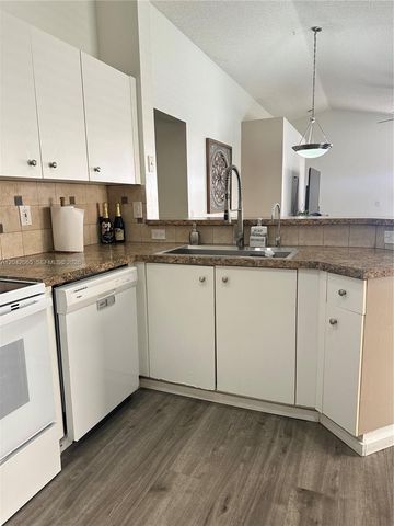 4025 Pine Ridge Ln, Weston, FL 33331