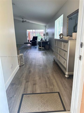 4025 Pine Ridge Ln, Weston, FL 33331