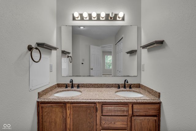 10187 Hatherley Way, Fishers, IN 46037