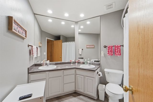 2704 River Ridge Road, Des Moines, IA 50320