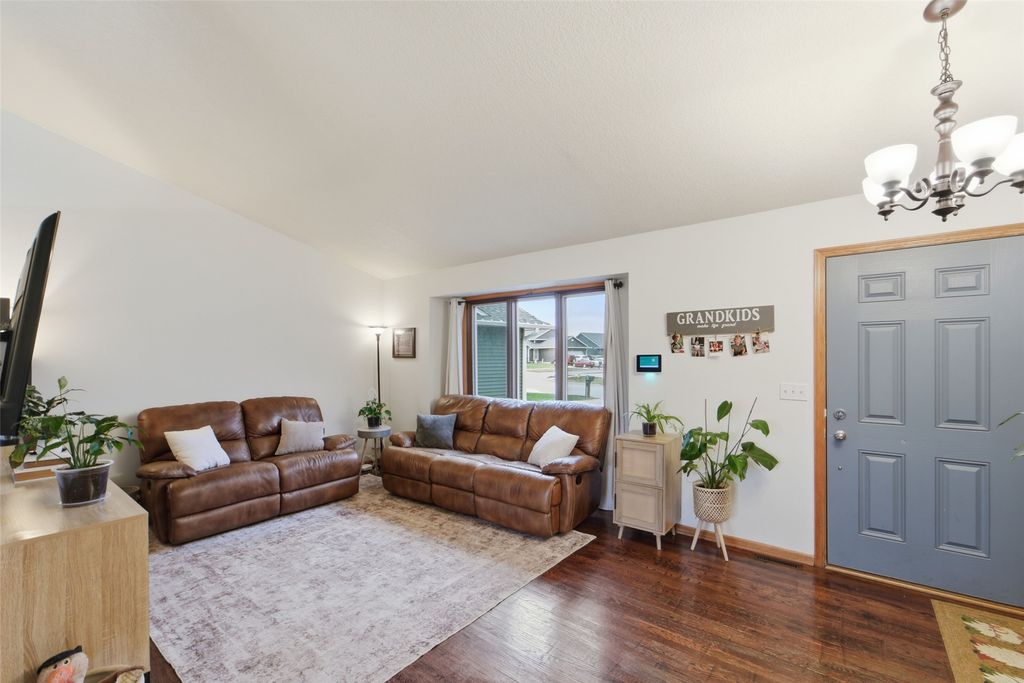 2704 River Ridge Road, Des Moines, IA 50320