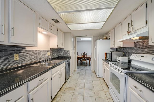 15 Casa Verde DR, Lakeway, TX 78734