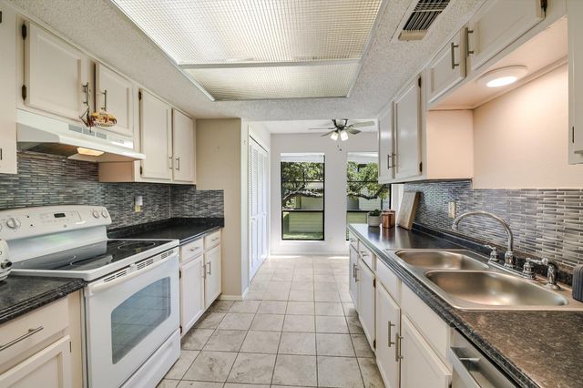 15 Casa Verde DR, Lakeway, TX 78734