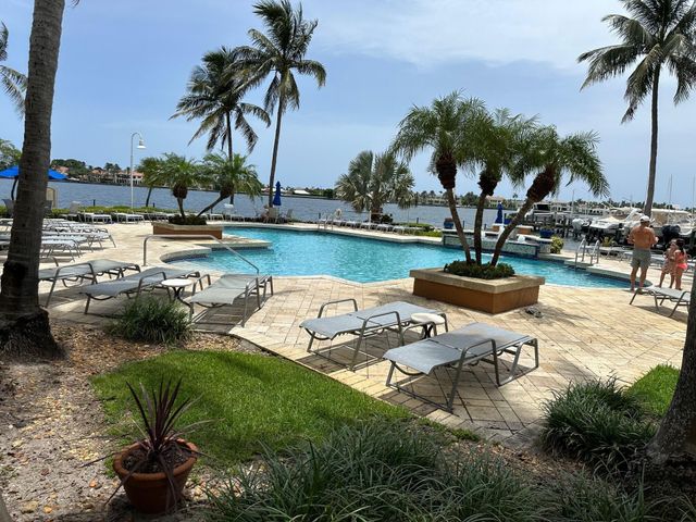 160 Yacht Club Way 212, Hypoluxo, FL 33462