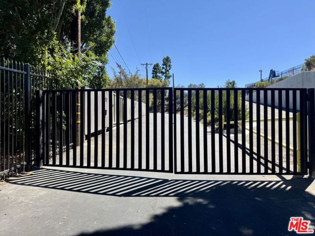15434 Mulholland Drive, Los Angeles, CA 90077