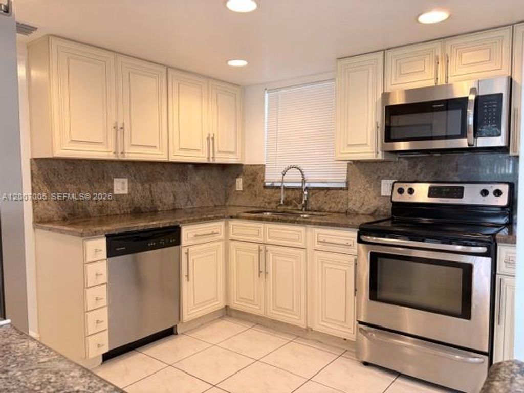 3100 Riverside Dr 103, Coral Springs, FL 33065