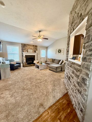 900 S Natalie Avenue, Springfield, MO 65802