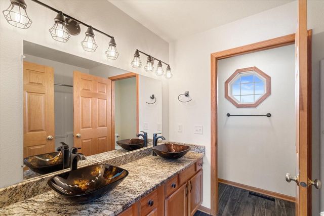 3212 E Lindy LANE, Oak Creek, WI 53154