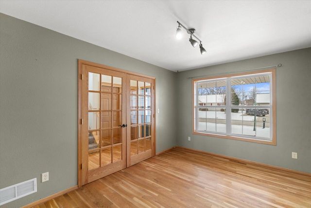 3212 E Lindy LANE, Oak Creek, WI 53154