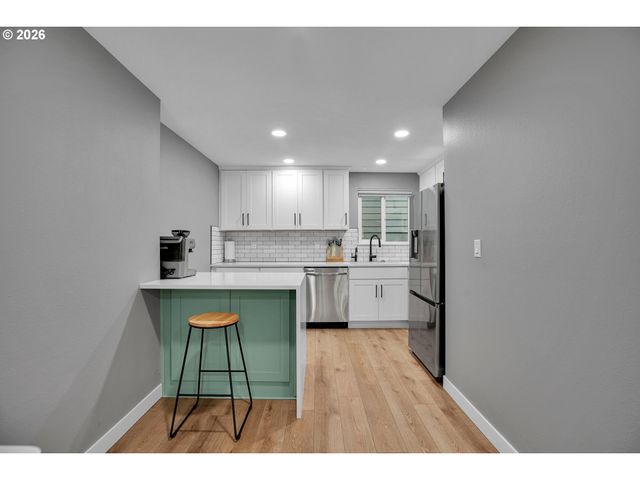 58 CERVANTES Cir 8D, Lake Oswego, OR 97035