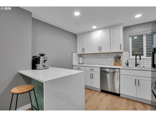58 CERVANTES Cir 8D, Lake Oswego, OR 97035