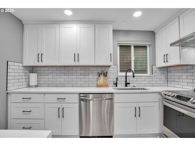 58 CERVANTES Cir 8D, Lake Oswego, OR 97035
