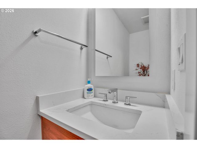 58 CERVANTES Cir 8D, Lake Oswego, OR 97035