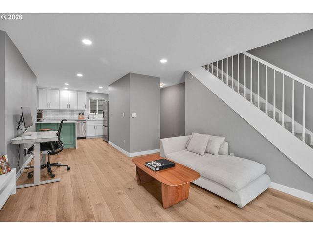 58 CERVANTES Cir 8D, Lake Oswego, OR 97035