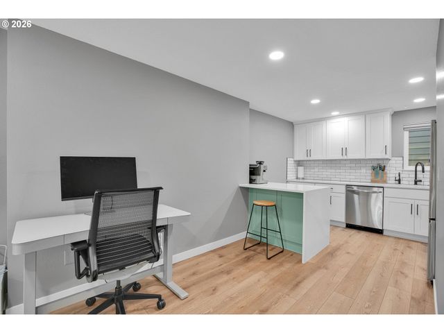 58 CERVANTES Cir 8D, Lake Oswego, OR 97035