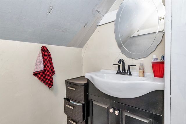 40 Chester St, Lawrence, MA 01843