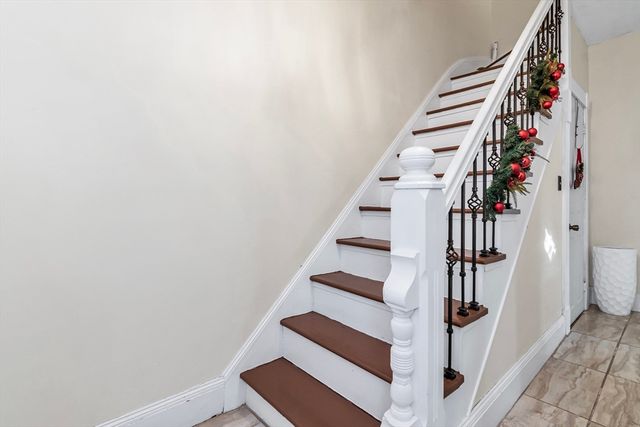 40 Chester St, Lawrence, MA 01843