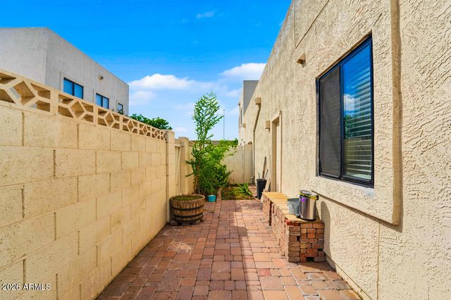 2573 W MONTE CRISTO Avenue, Phoenix, AZ 85023