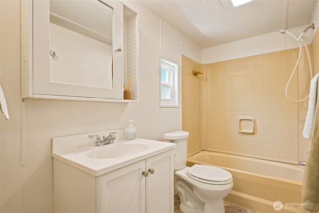517 1st Avenue E, Pacific, WA 98047