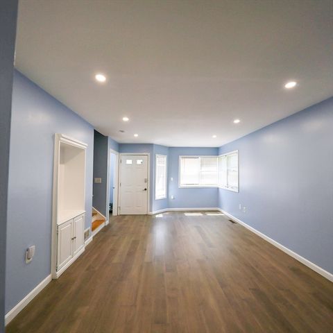 34 Farmland Rd A, Lowell, MA 01850