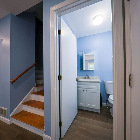 34 Farmland Rd A, Lowell, MA 01850