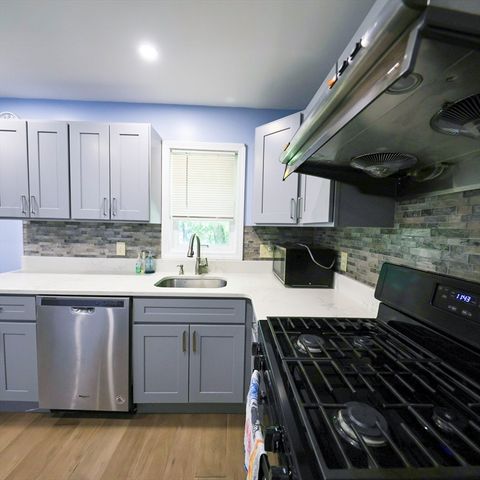 34 Farmland Rd A, Lowell, MA 01850