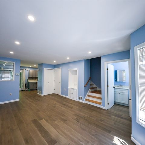34 Farmland Rd A, Lowell, MA 01850