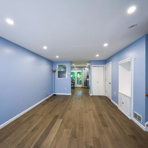 34 Farmland Rd A, Lowell, MA 01850