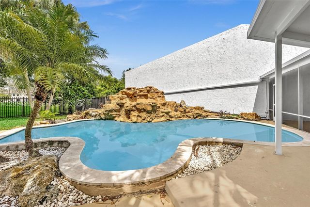 616 NE 195th St, Miami, FL 33179