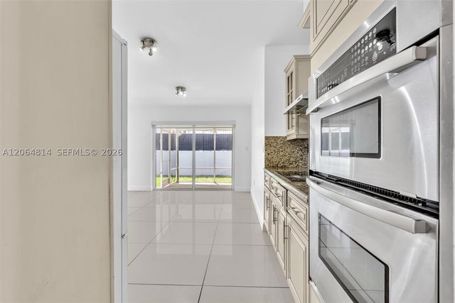 616 NE 195th St, Miami, FL 33179