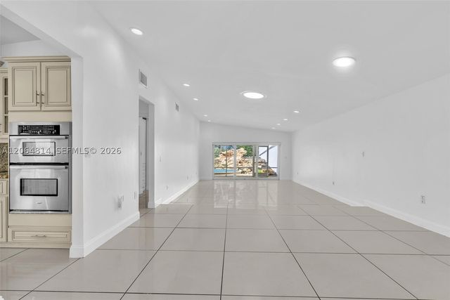 616 NE 195th St, Miami, FL 33179