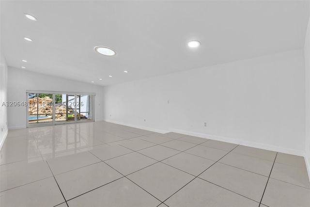 616 NE 195th St, Miami, FL 33179