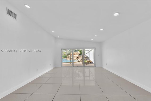 616 NE 195th St, Miami, FL 33179