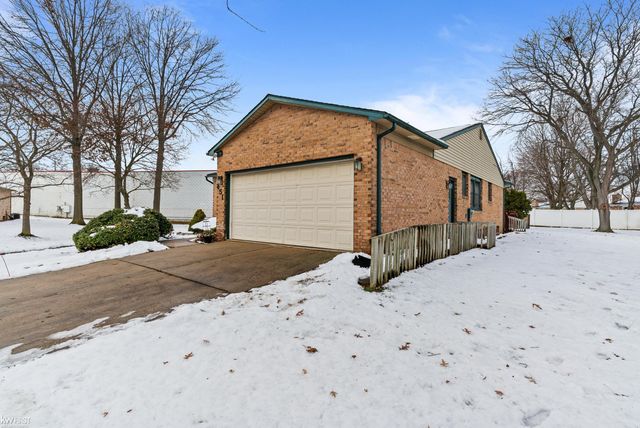 451 Sandehurst Drive, Grand Blanc, MI 48439