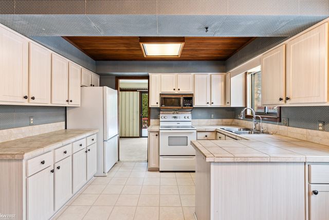 451 Sandehurst Drive, Grand Blanc, MI 48439