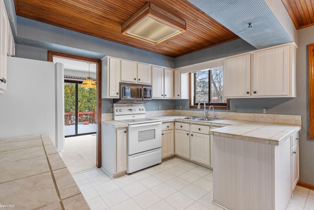 451 Sandehurst Drive, Grand Blanc, MI 48439