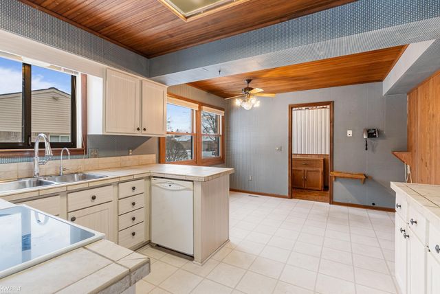 451 Sandehurst Drive, Grand Blanc, MI 48439