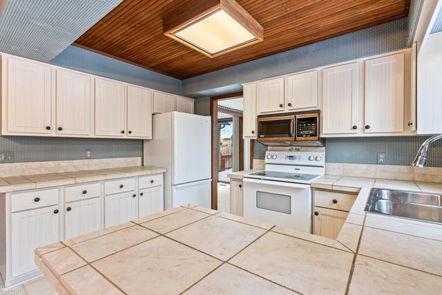 451 Sandehurst Drive, Grand Blanc, MI 48439