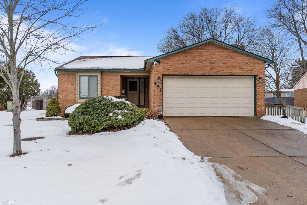 451 Sandehurst Drive, Grand Blanc, MI 48439