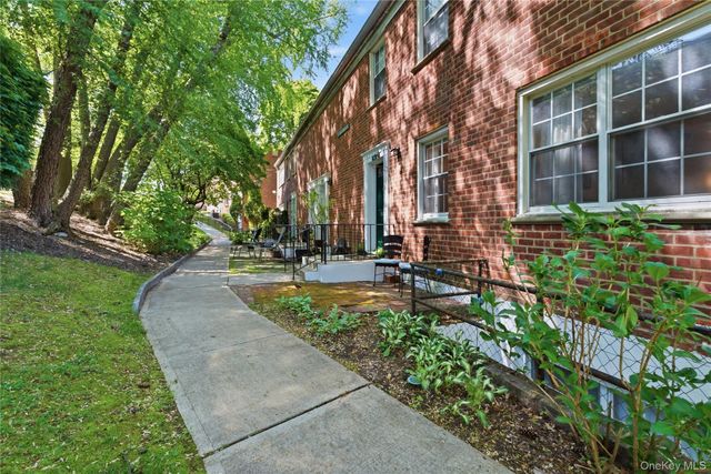 17 Fieldstone Drive 153, Hartsdale, NY 10530