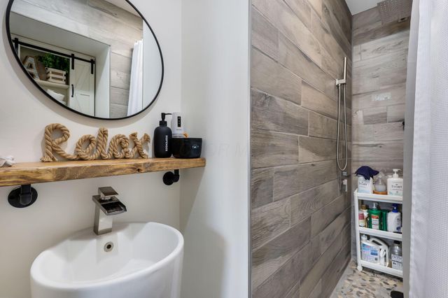 1545 E Choctaw Drive, London, OH 43140