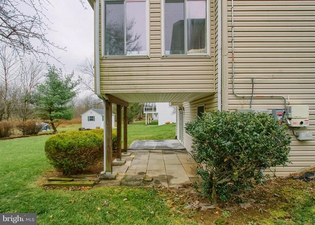 6065 REGENT DR, Harrisburg, PA 17112